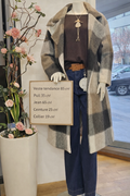 Taille 40-42 - Élégance moderne et confort au quotidien, craquez pour cette veste à carreaux ultra actuelle, pull cosy, jean à la coupe flatteuse et accessoires soigneusement assortis !